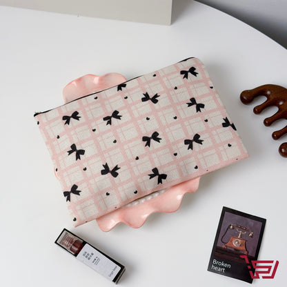 محفظة كوزمتك وردي bowtie