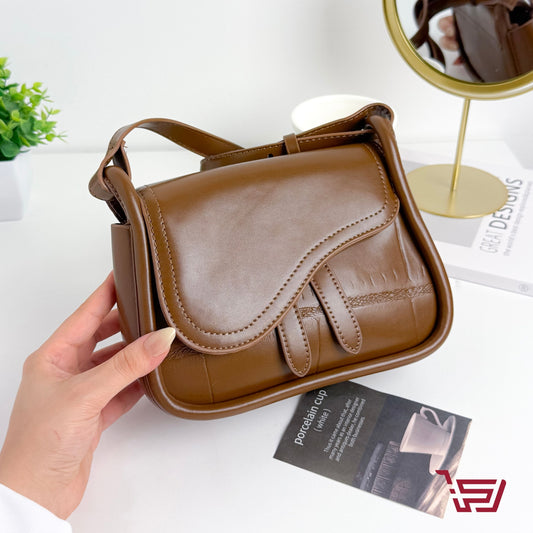 حقيبة كتف جلد صغيرة