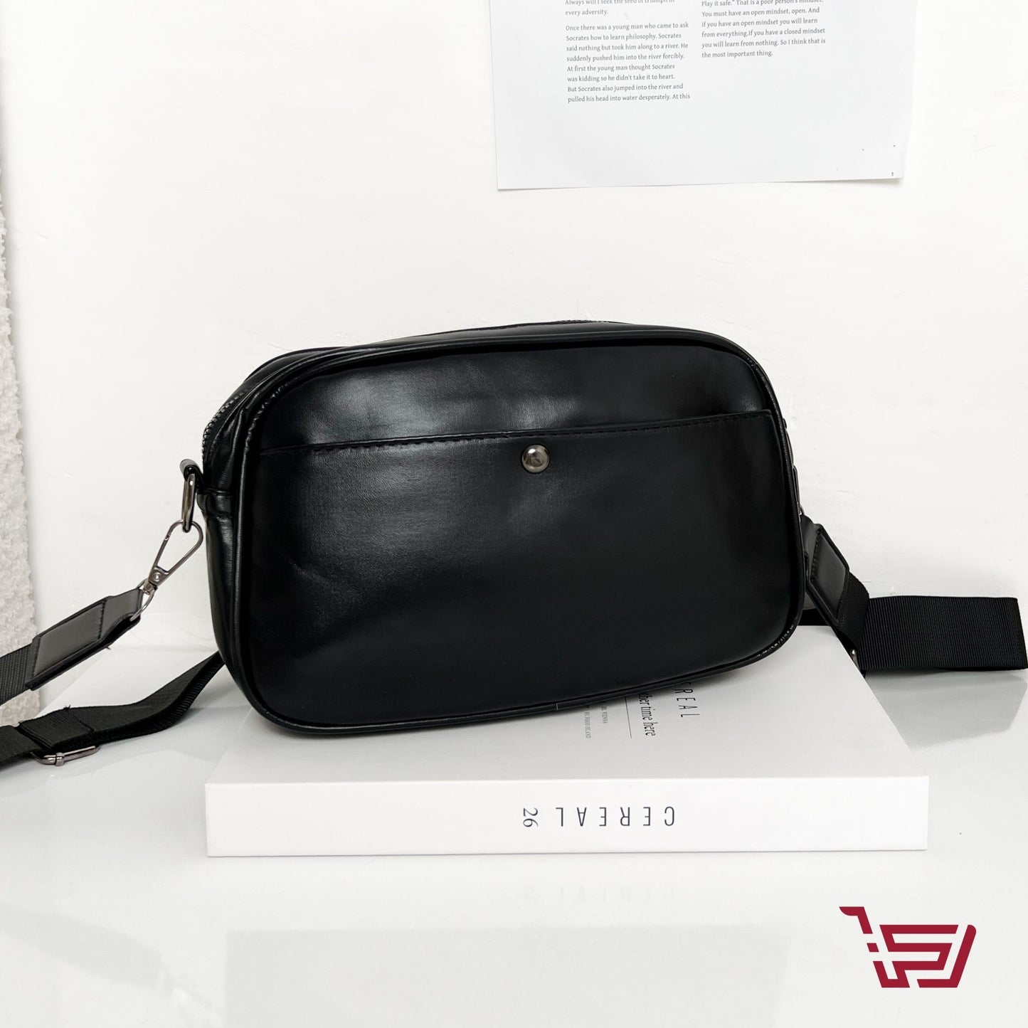 حقيبة كتف جلد متوسطة الحجم مع حزام