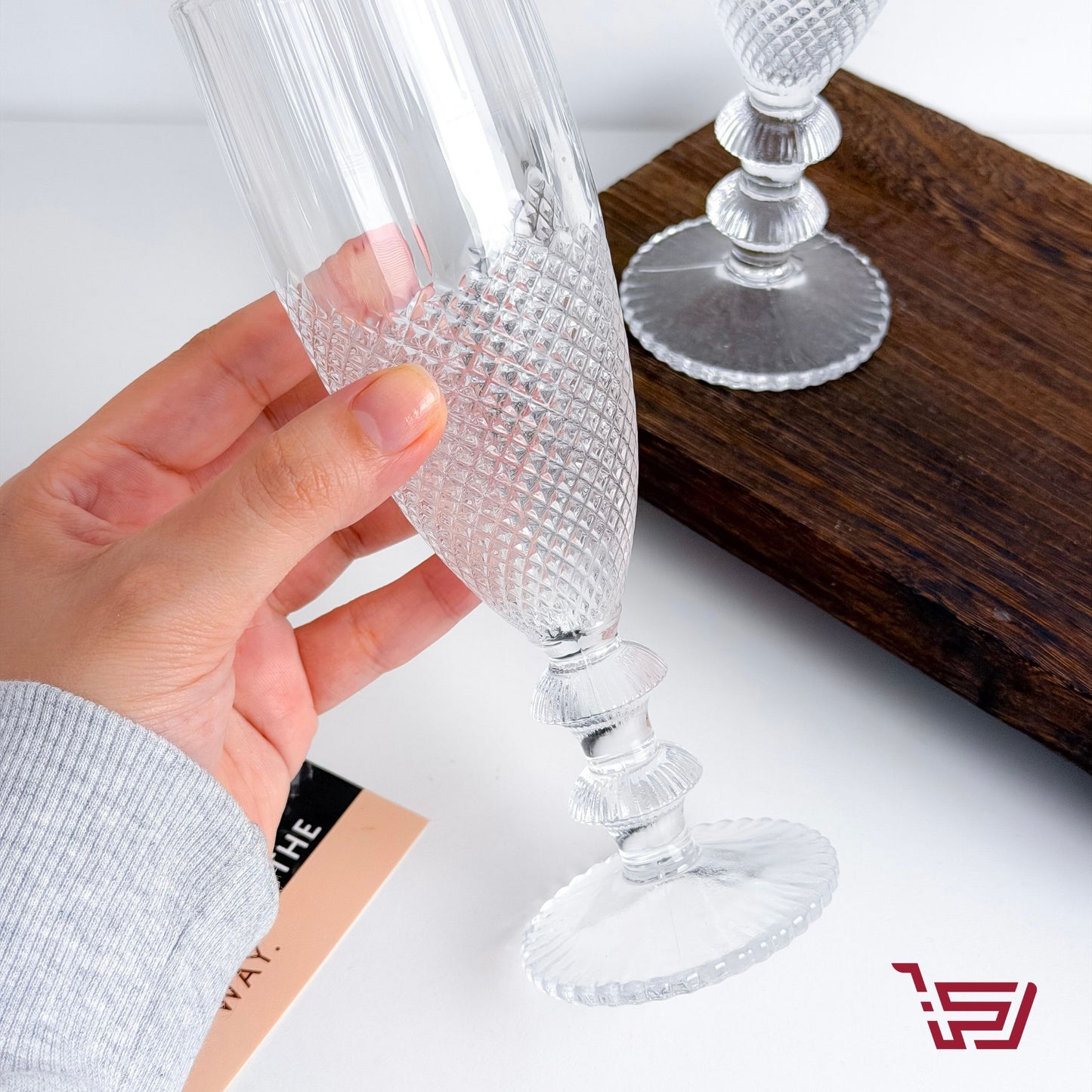 كأس زجاج منقوش