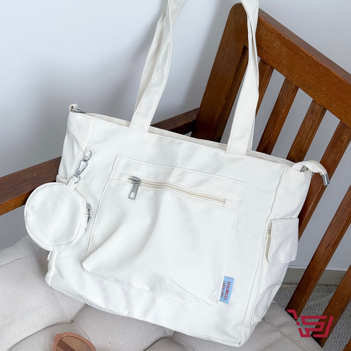 توت باك مع محفظة صغيرة