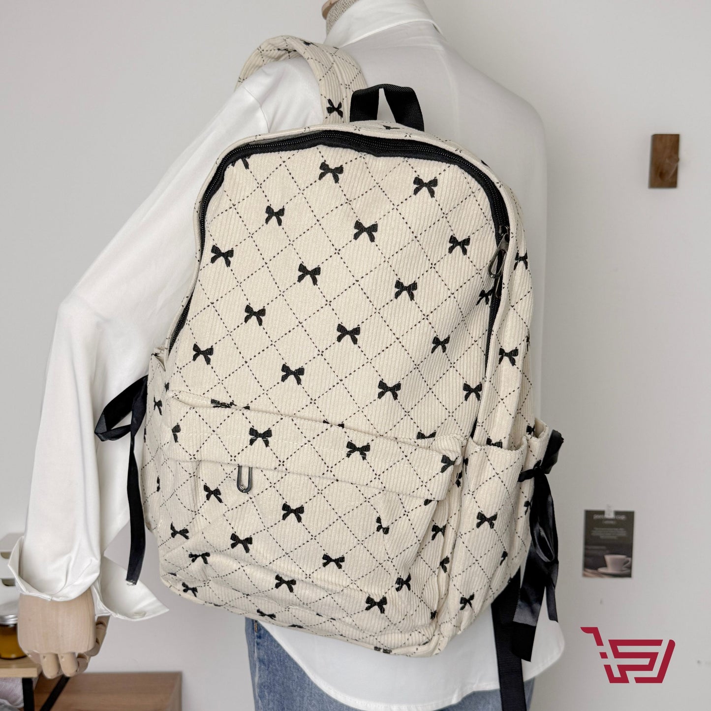 حقيبة ظهر بطبعة الفيونكة