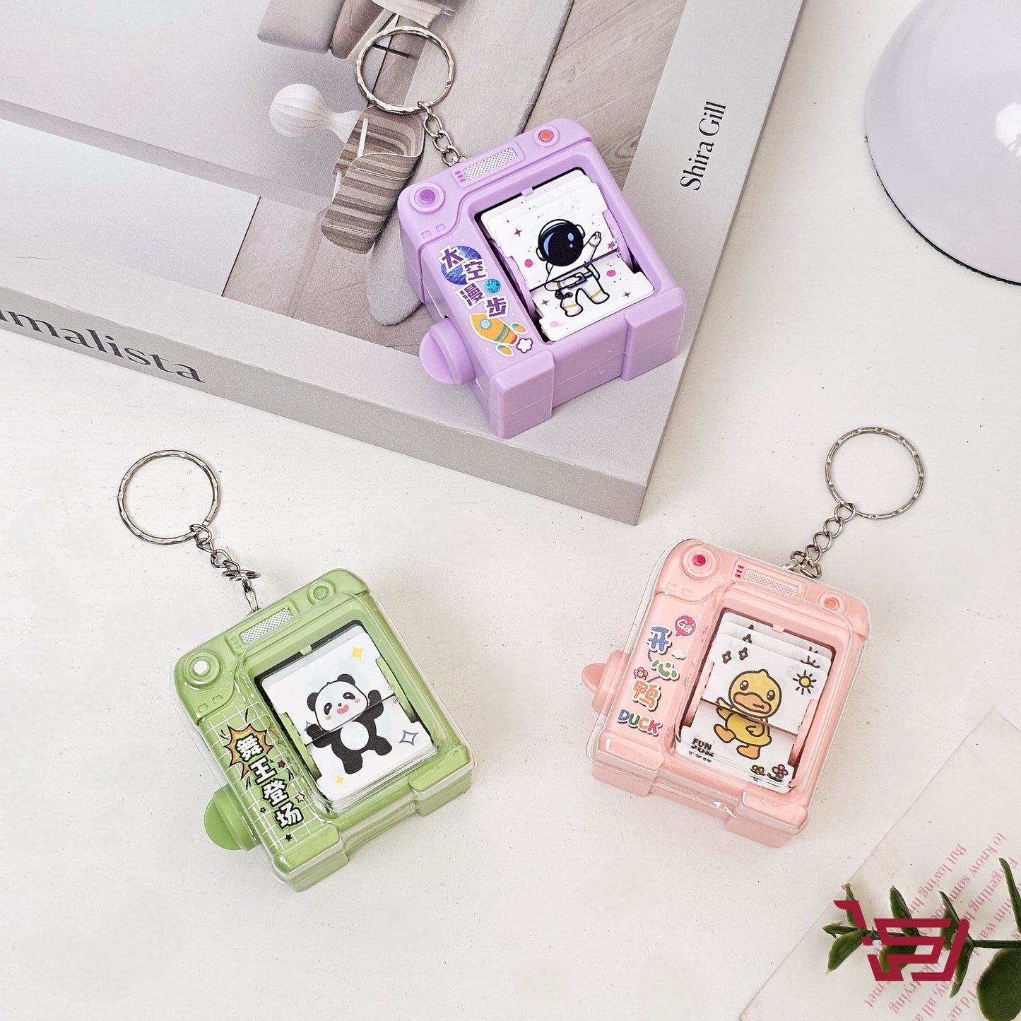 ميدالية وجهاز العاب صغير بأشكال متعددة