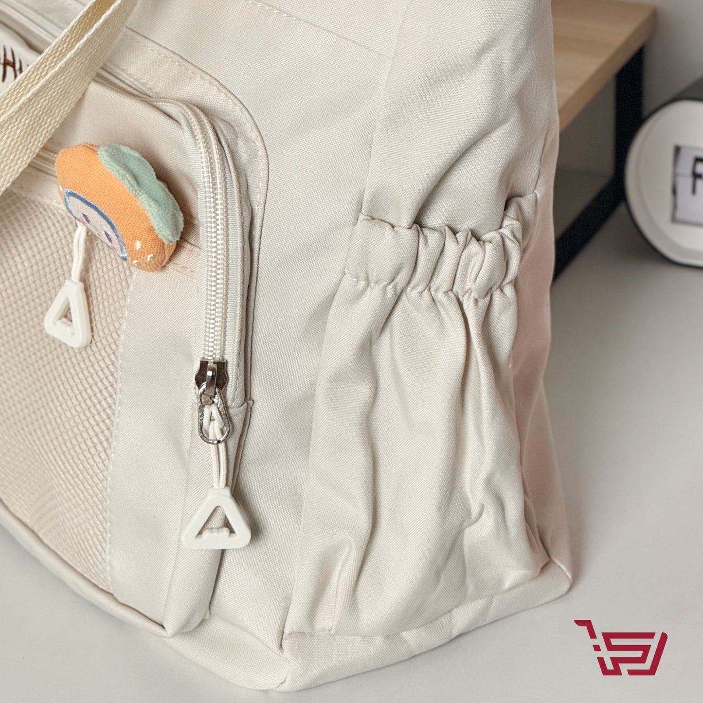 حقيبة كتف بتقسيمات متعددة مع بروش