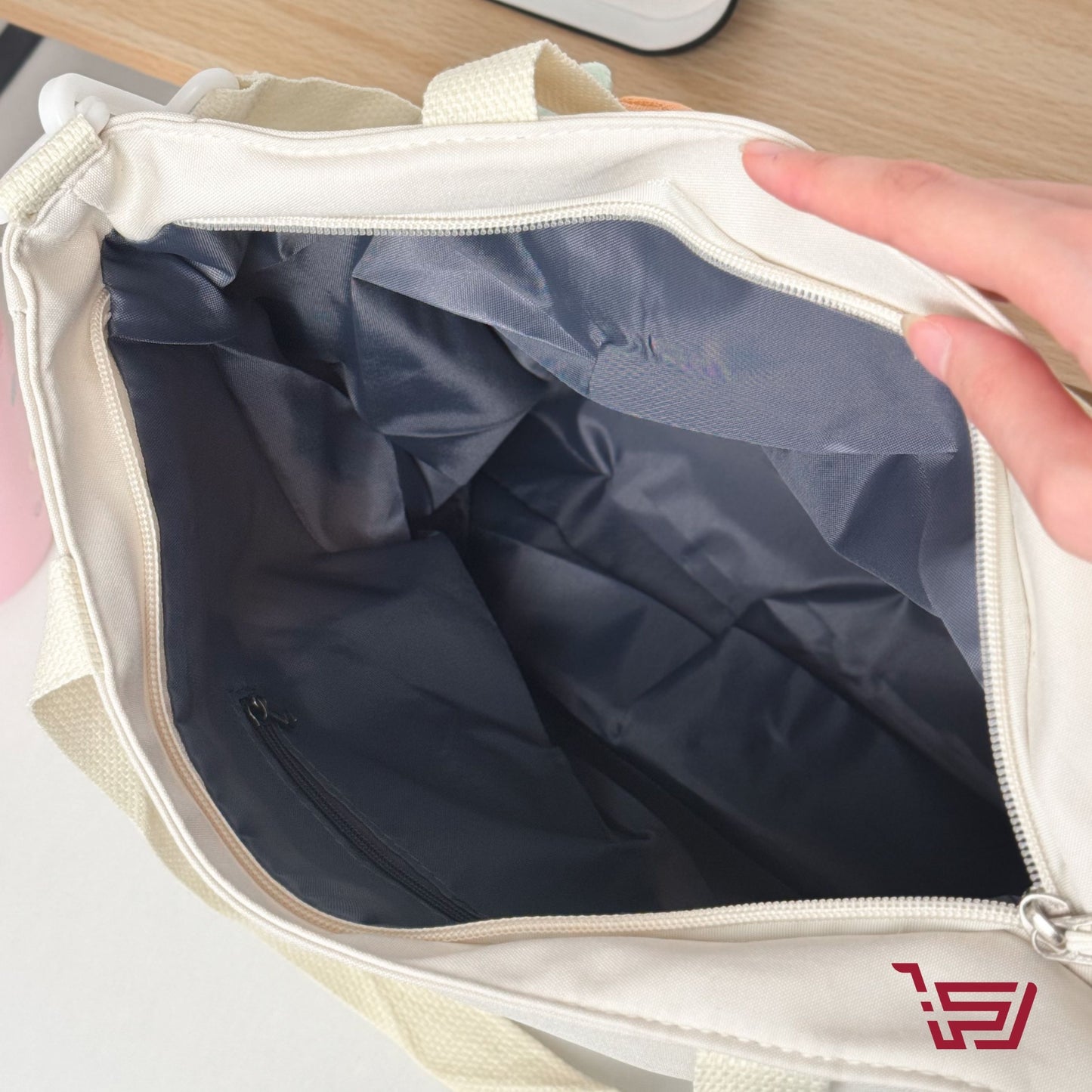 حقيبة كتف بتقسيمات متعددة مع بروش