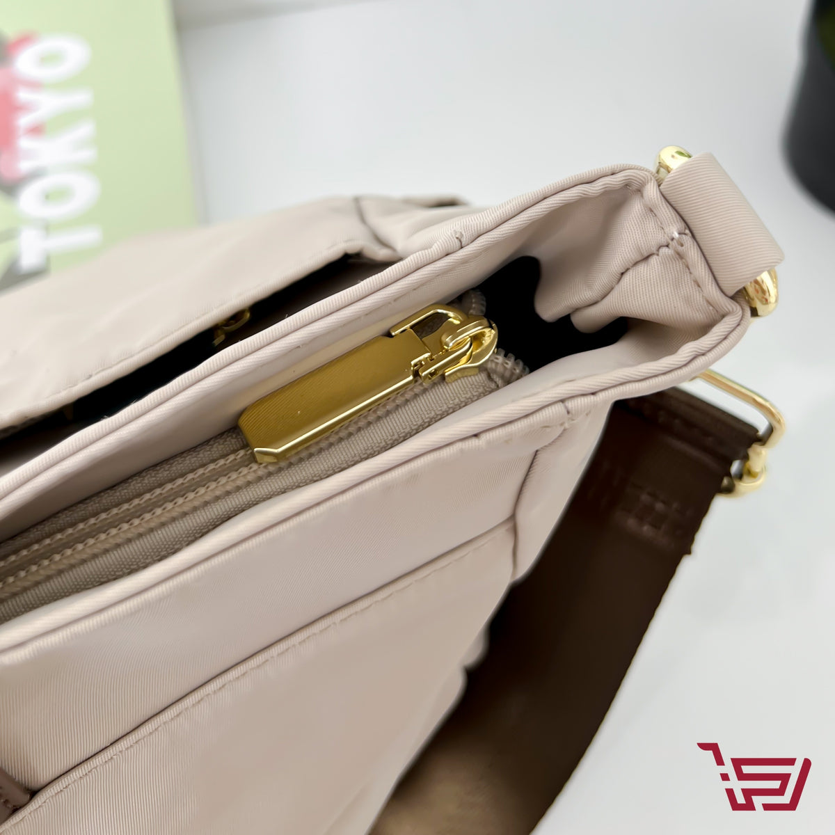 حقيبة يد و كتف نسائية
