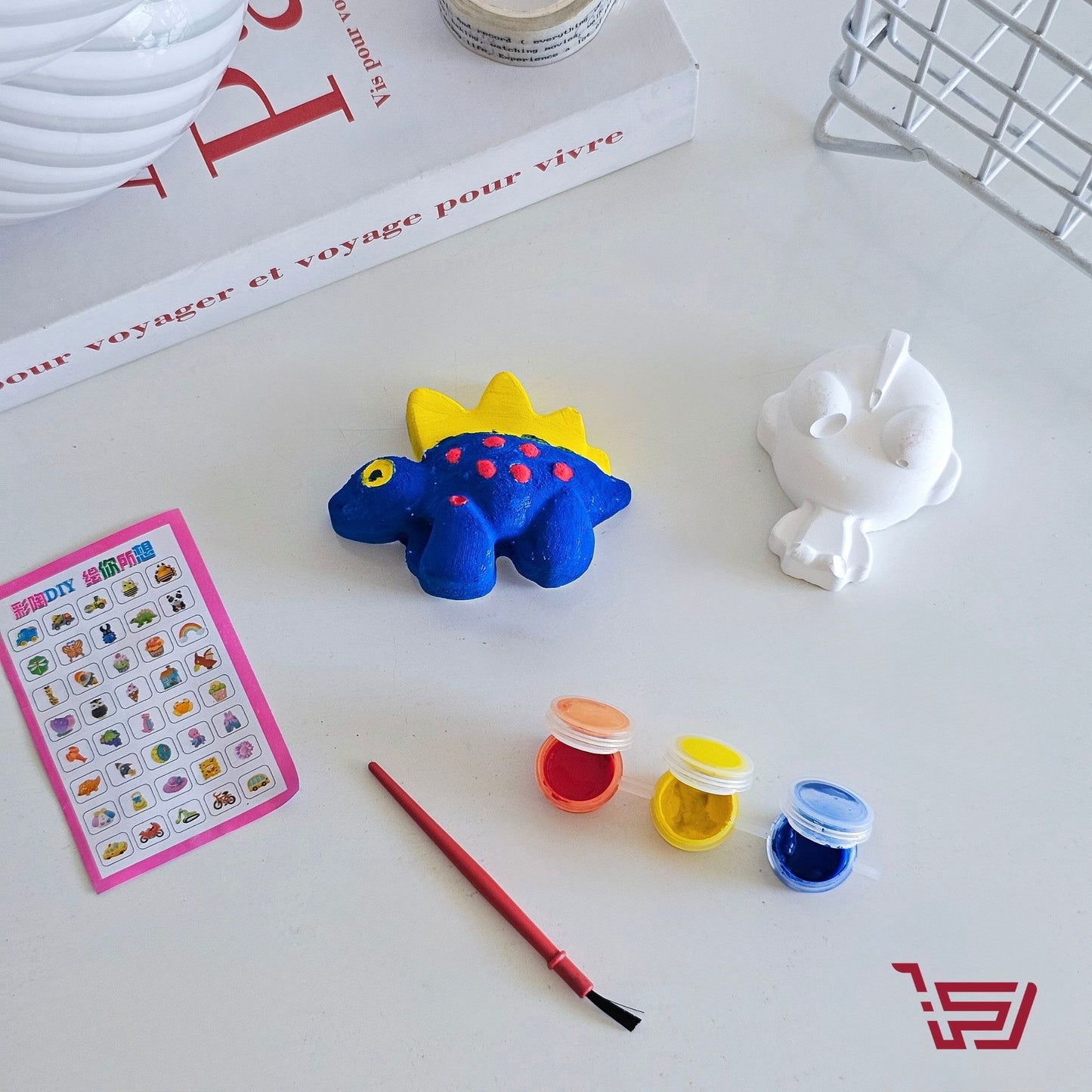 مجسمات كارتونية مع الوان وفرشاة للتلوين