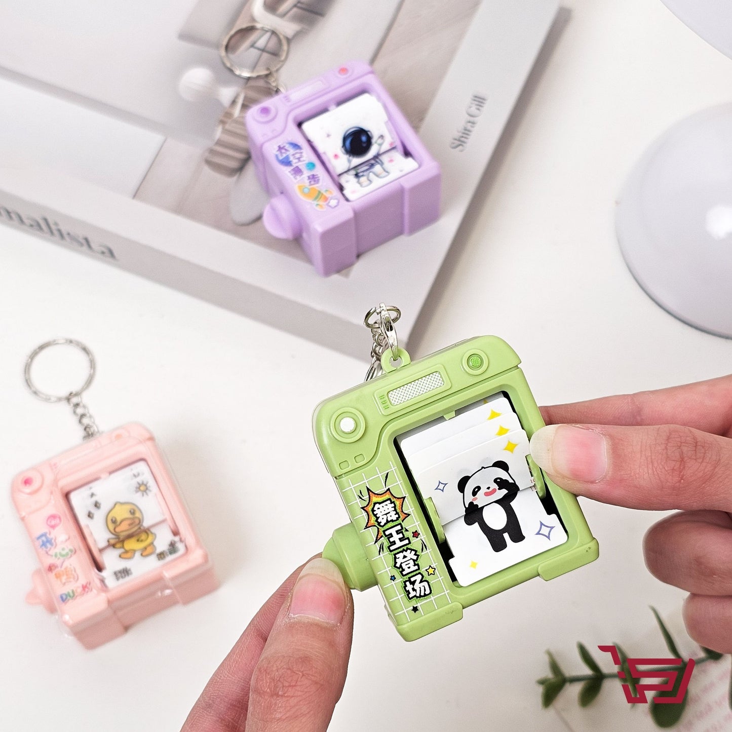 ميدالية وجهاز العاب صغير بأشكال متعددة