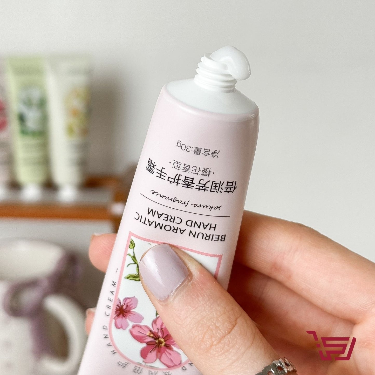 علبة سيت كريم مرطب لليدين برائحة الزهور