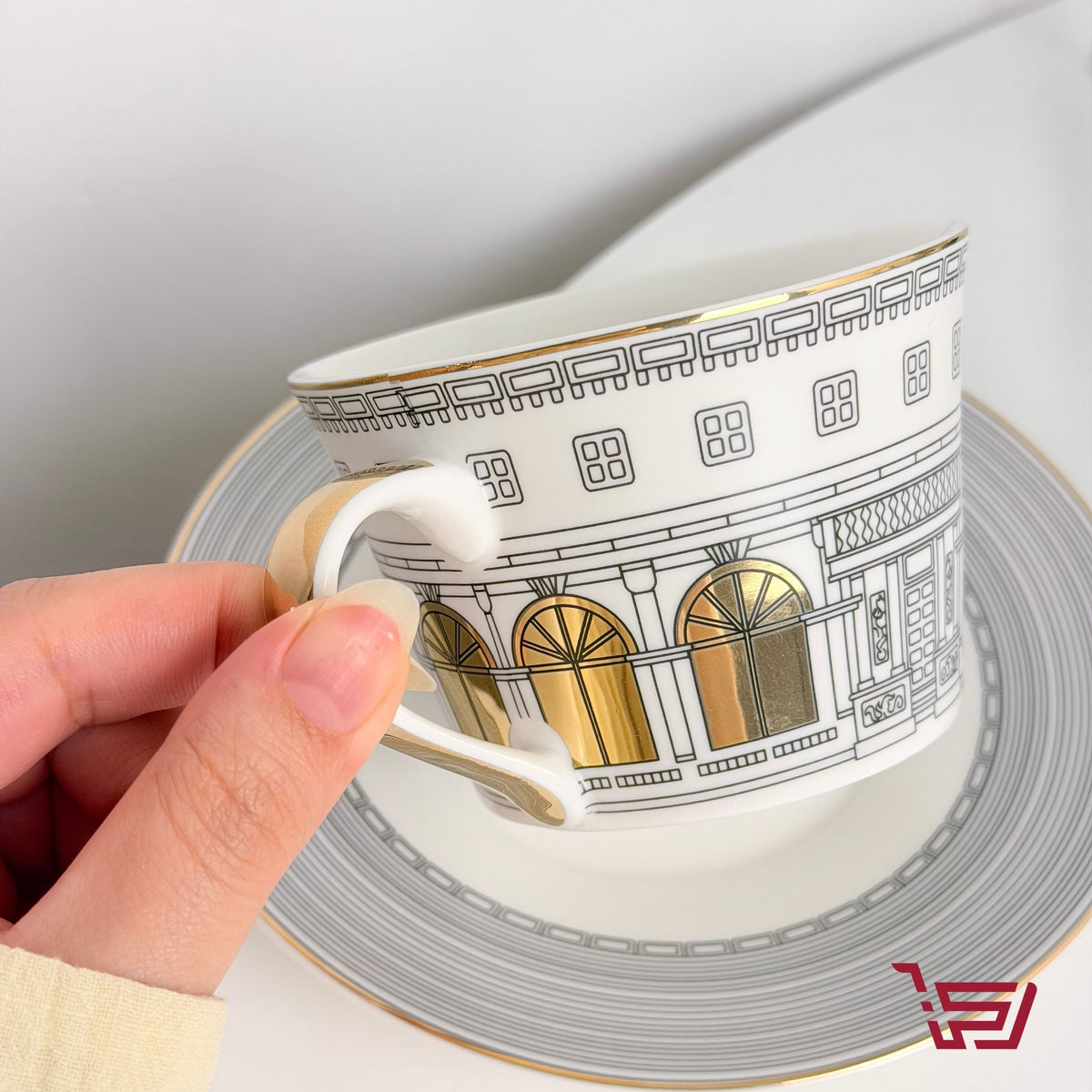 كوب بورسلين بتصميم معماري مع صحن