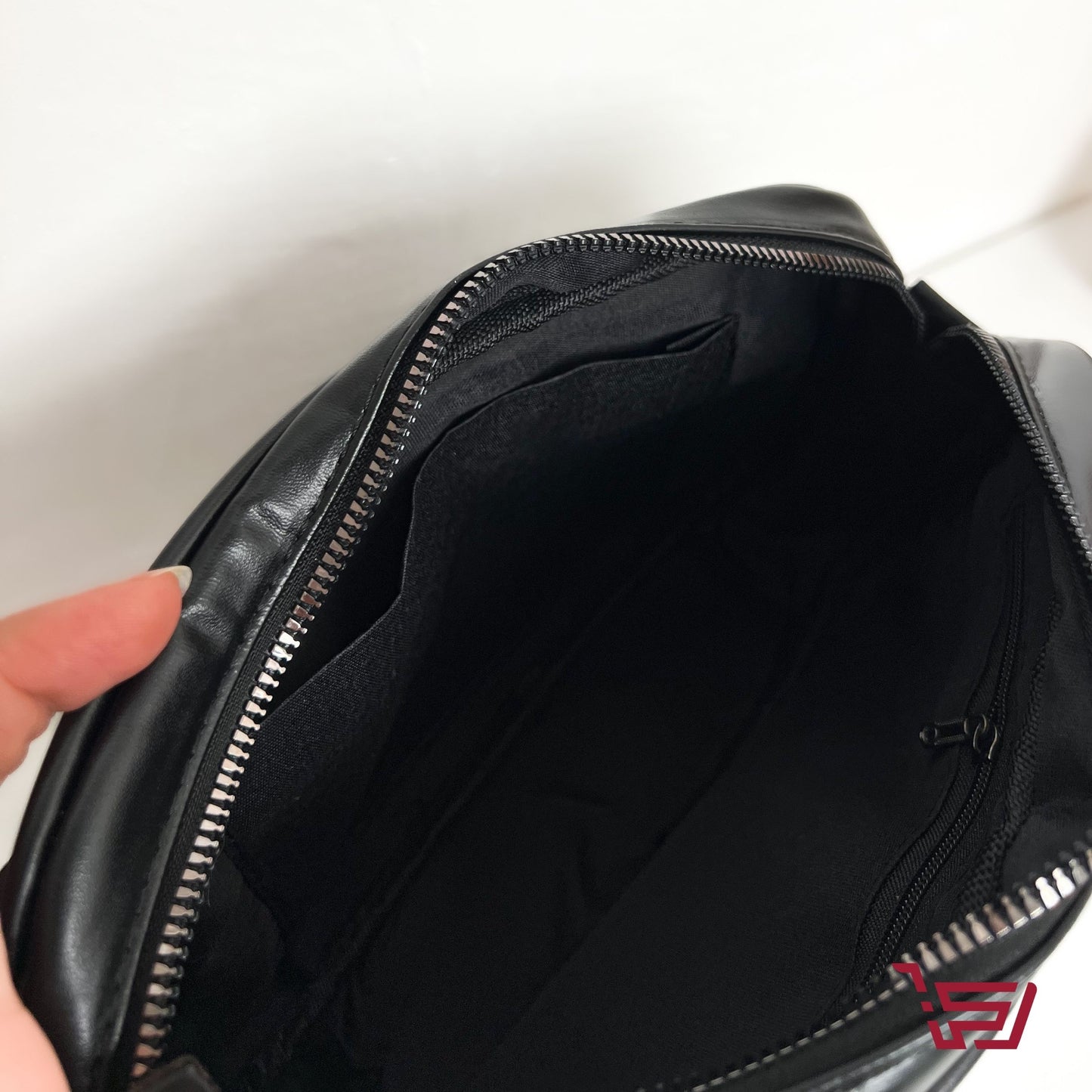 حقيبة كتف جلد متوسطة الحجم مع حزام