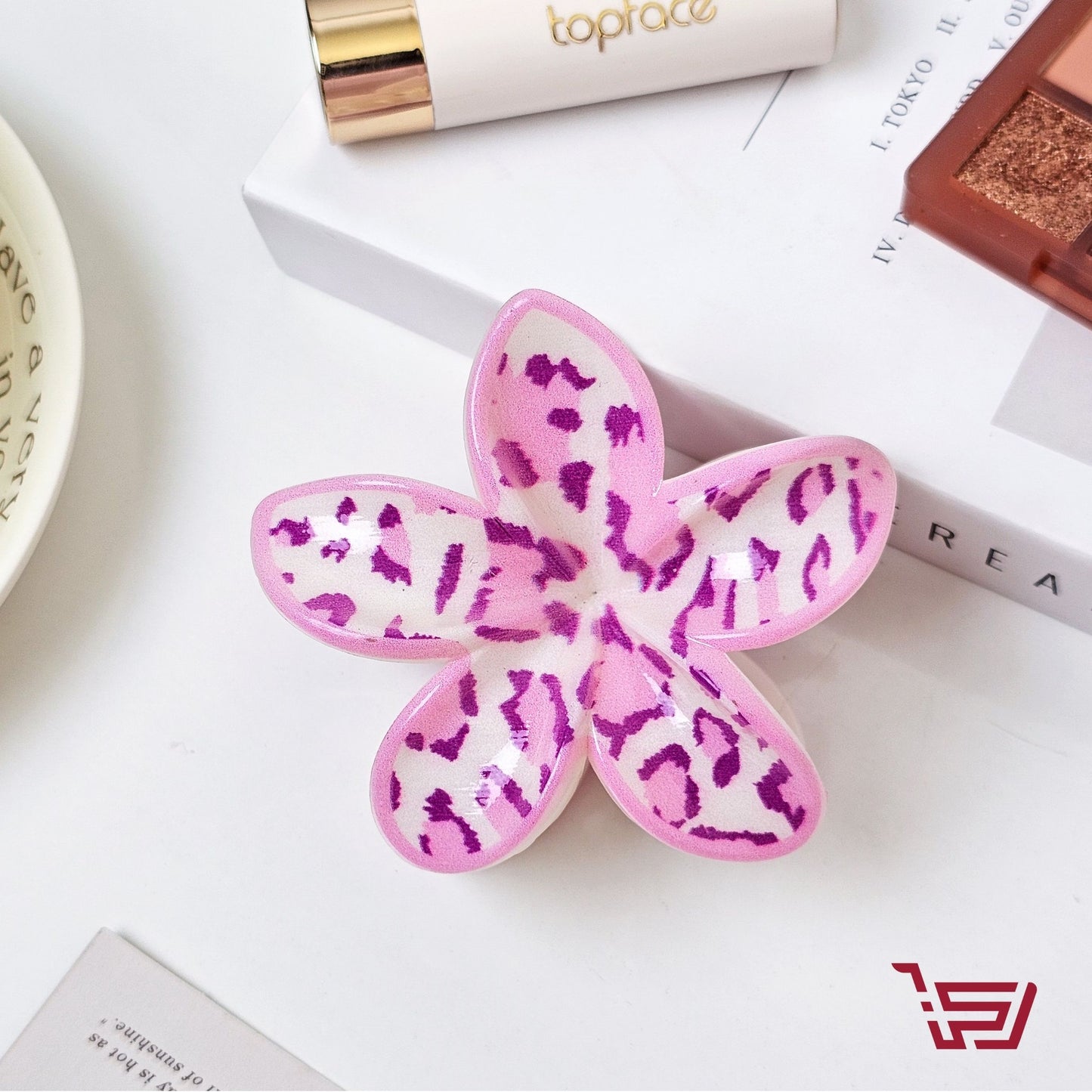 قراصة شعر بنقشات جلد الفهد