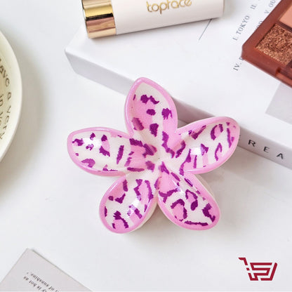 قراصة شعر بنقشات جلد الفهد