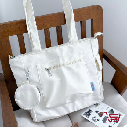 توت باك مع محفظة صغيرة