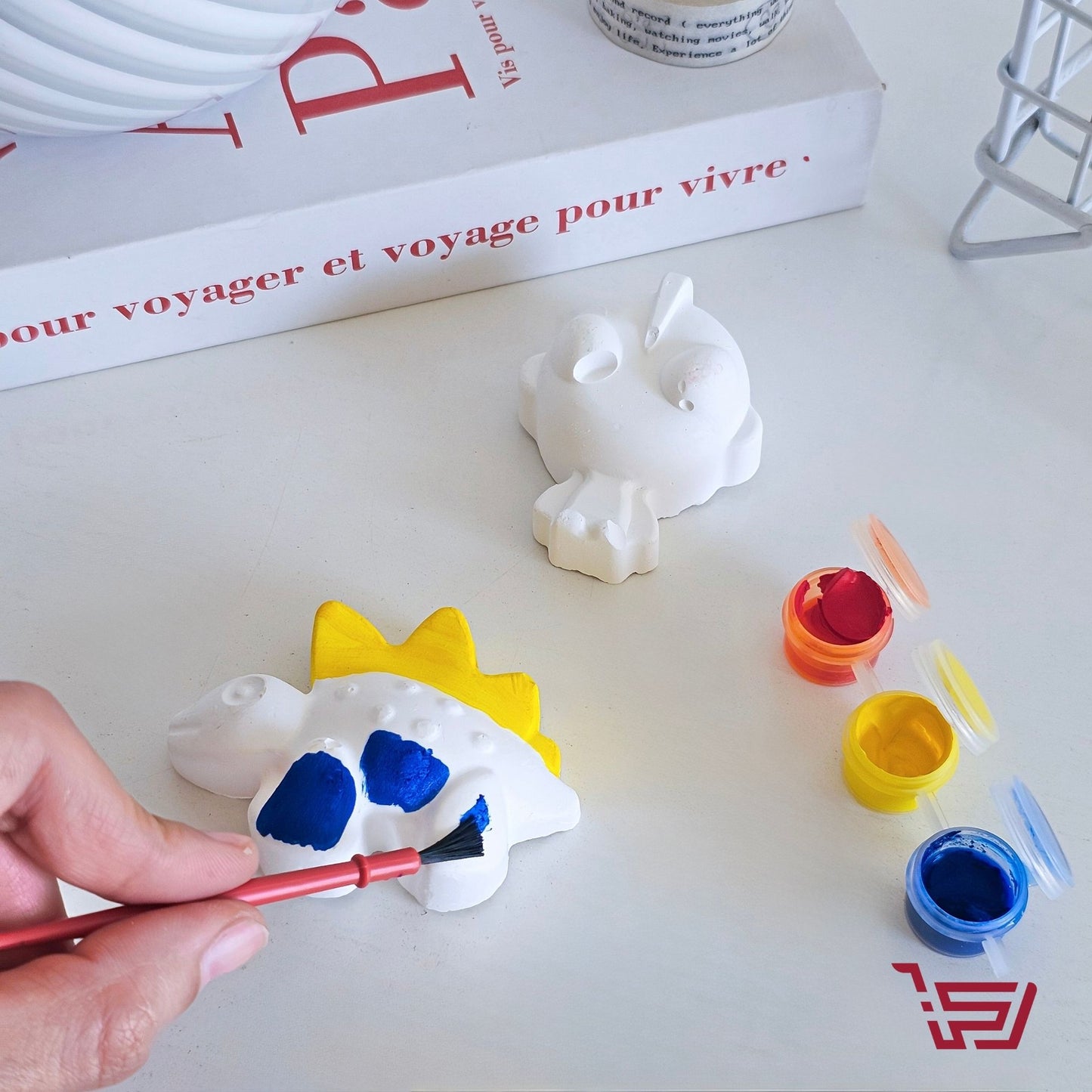 مجسمات كارتونية مع الوان وفرشاة للتلوين