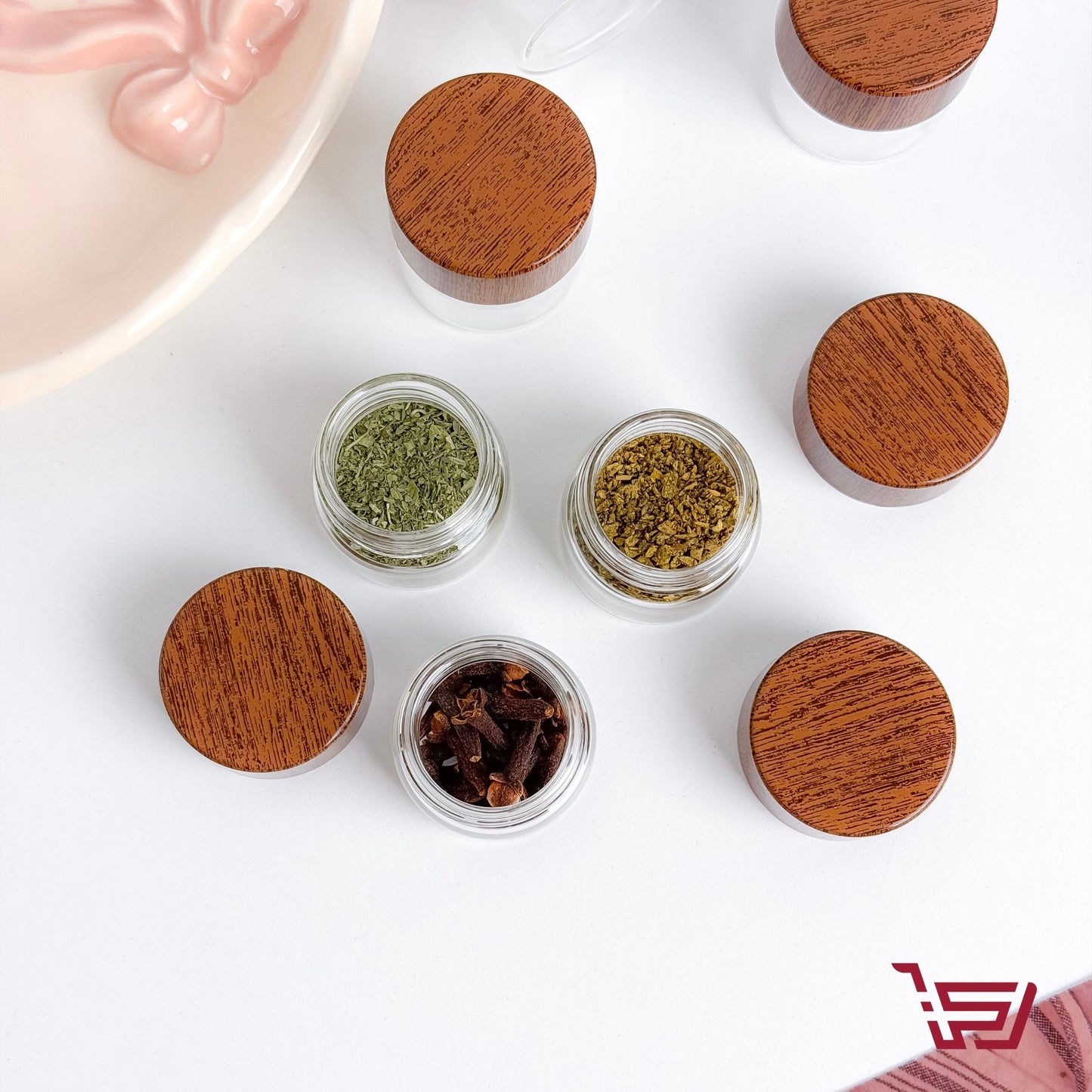 علب زجاجية مع غطاء خشب صغيرة