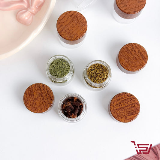 علب زجاجية مع غطاء خشب صغيرة