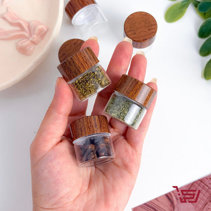 علب زجاجية مع غطاء خشب صغيرة