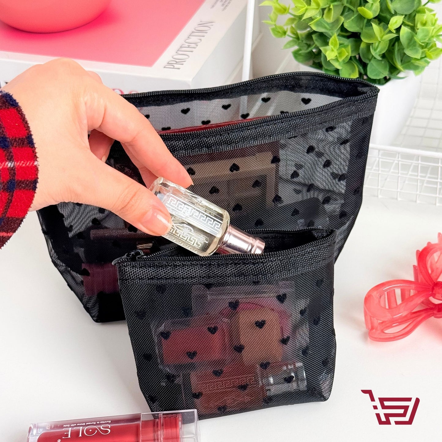 محفظة مكياج بنقشات القلوب