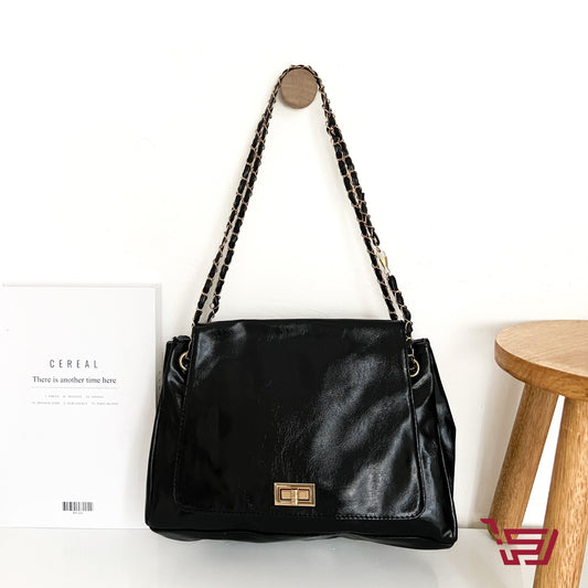 حقيبة يد جلد متوسطة الحجم