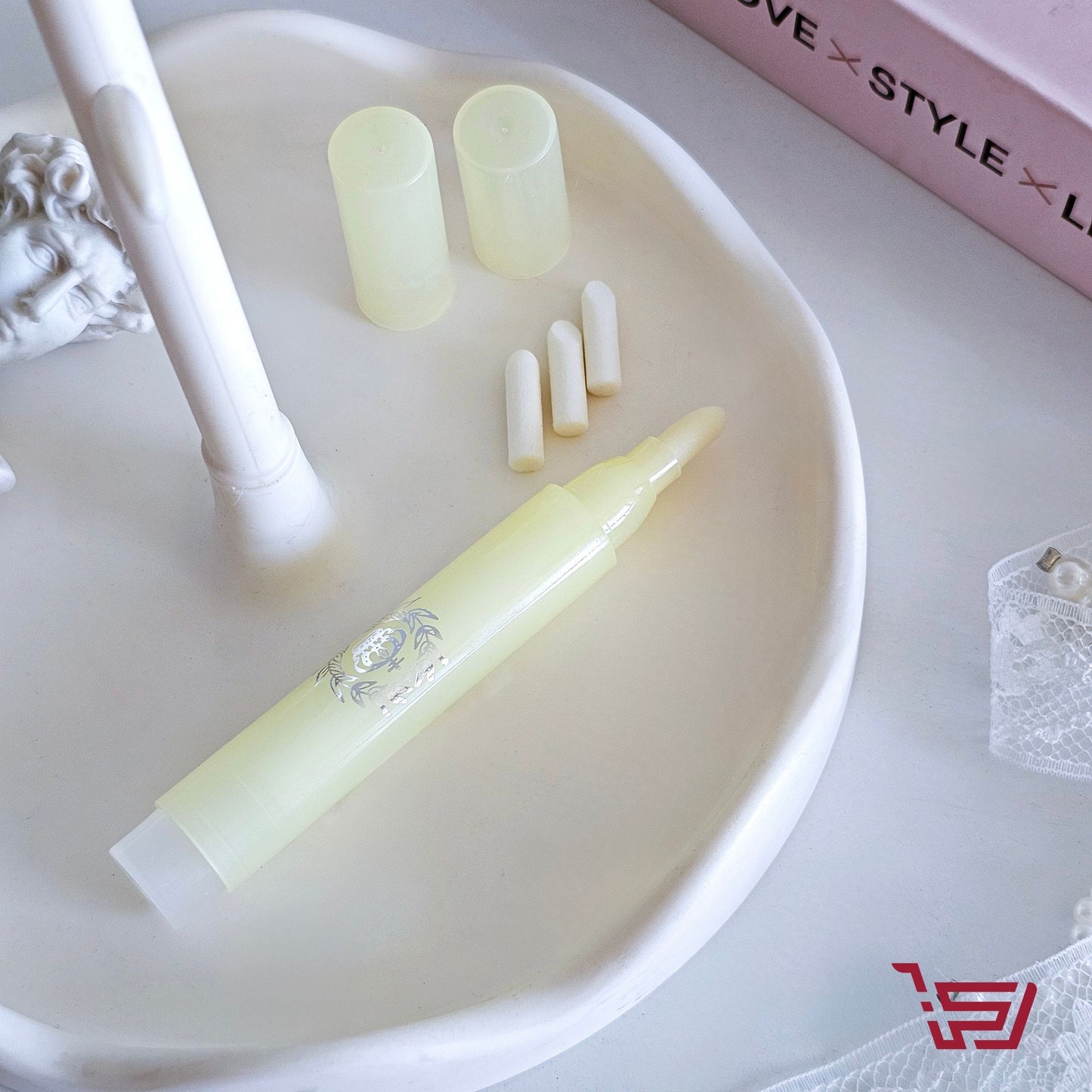 مزيل صبغ اظافر