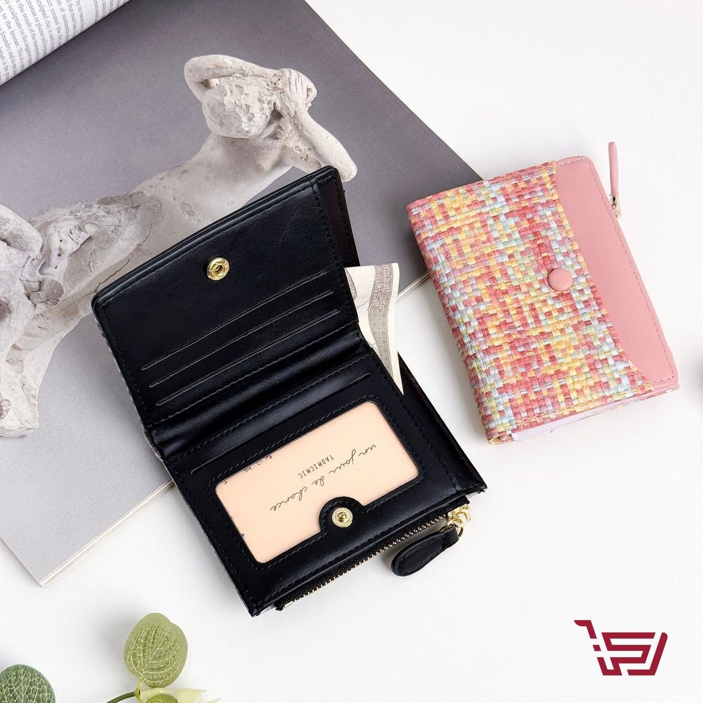 محفظة نقود صغيرة من الجلد والقش