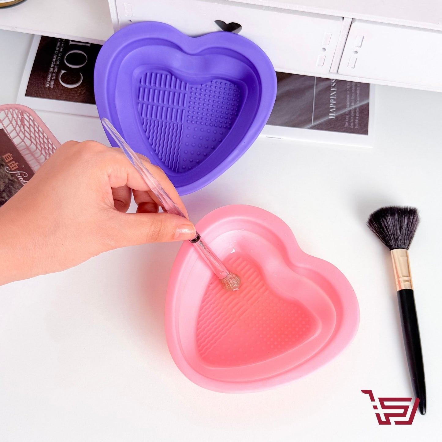 وعاء قابل للطي لتنظيف فرش المكياج