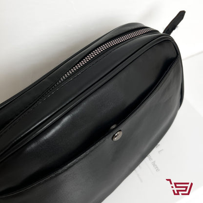 حقيبة كتف جلد متوسطة الحجم مع حزام