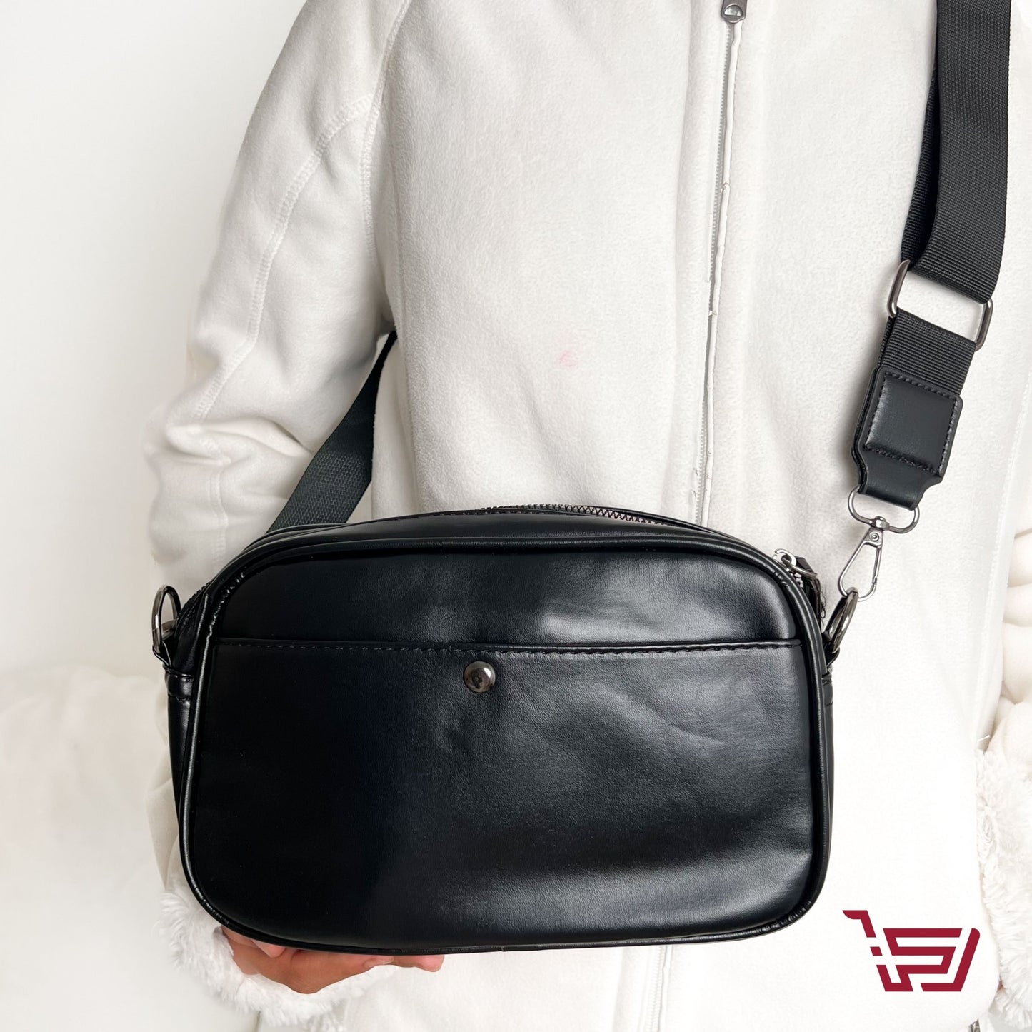 حقيبة كتف جلد متوسطة الحجم مع حزام