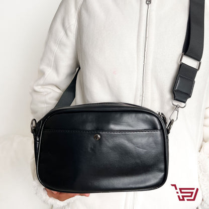 حقيبة كتف جلد متوسطة الحجم مع حزام