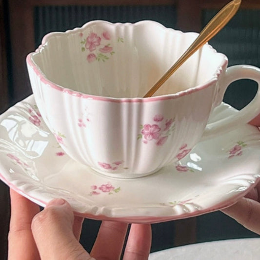 كوب مع صحن نقشة ورود فنتج
