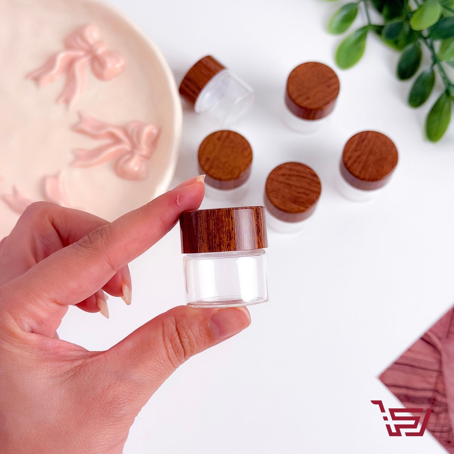 علب زجاجية مع غطاء خشب صغيرة