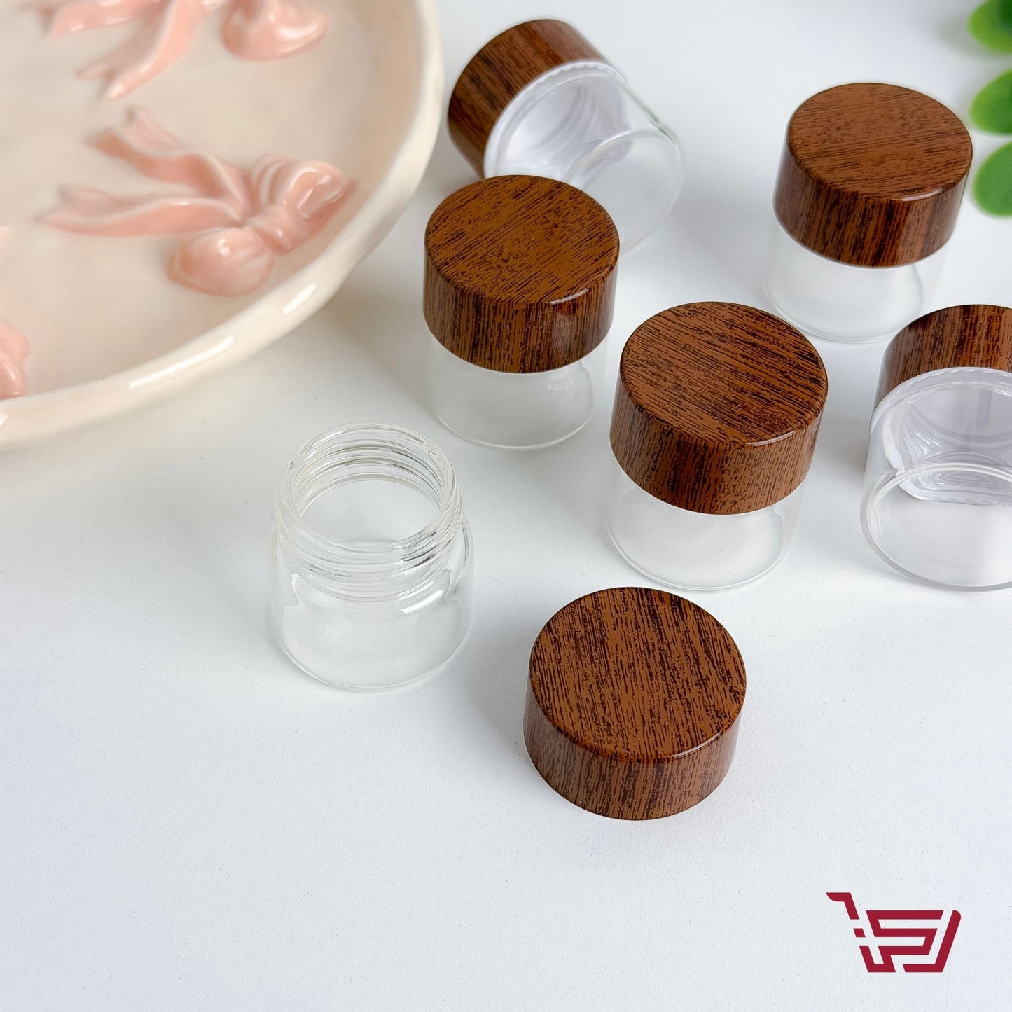 علب زجاجية مع غطاء خشب صغيرة