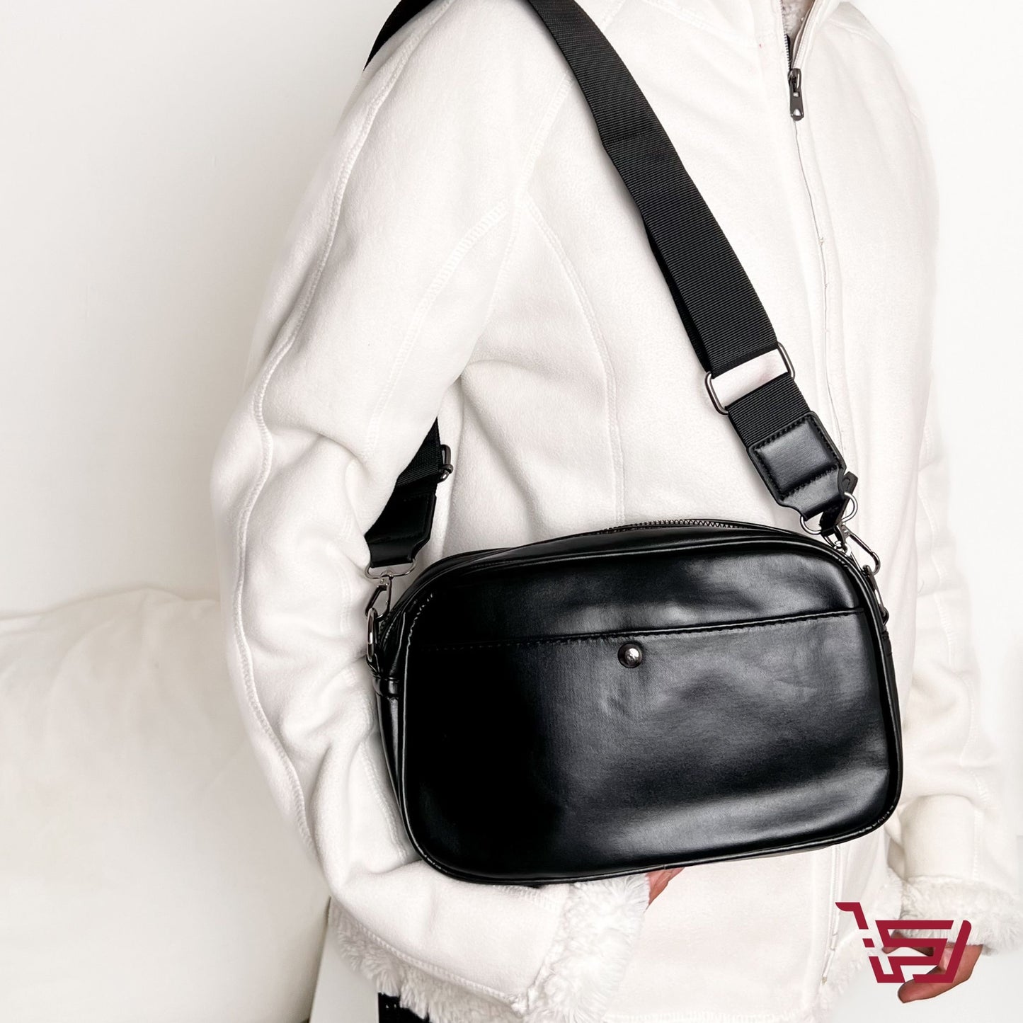 حقيبة كتف جلد متوسطة الحجم مع حزام