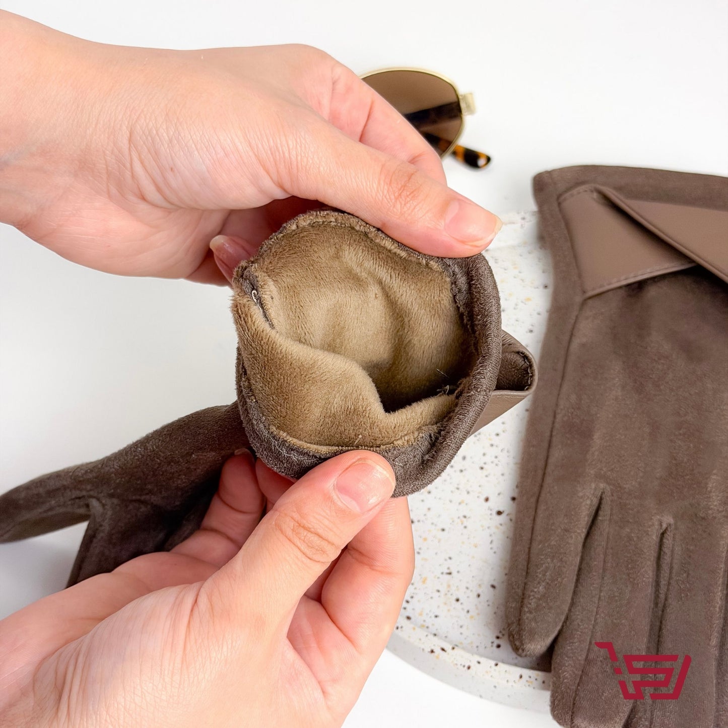 كفوف مخمل مبطنة