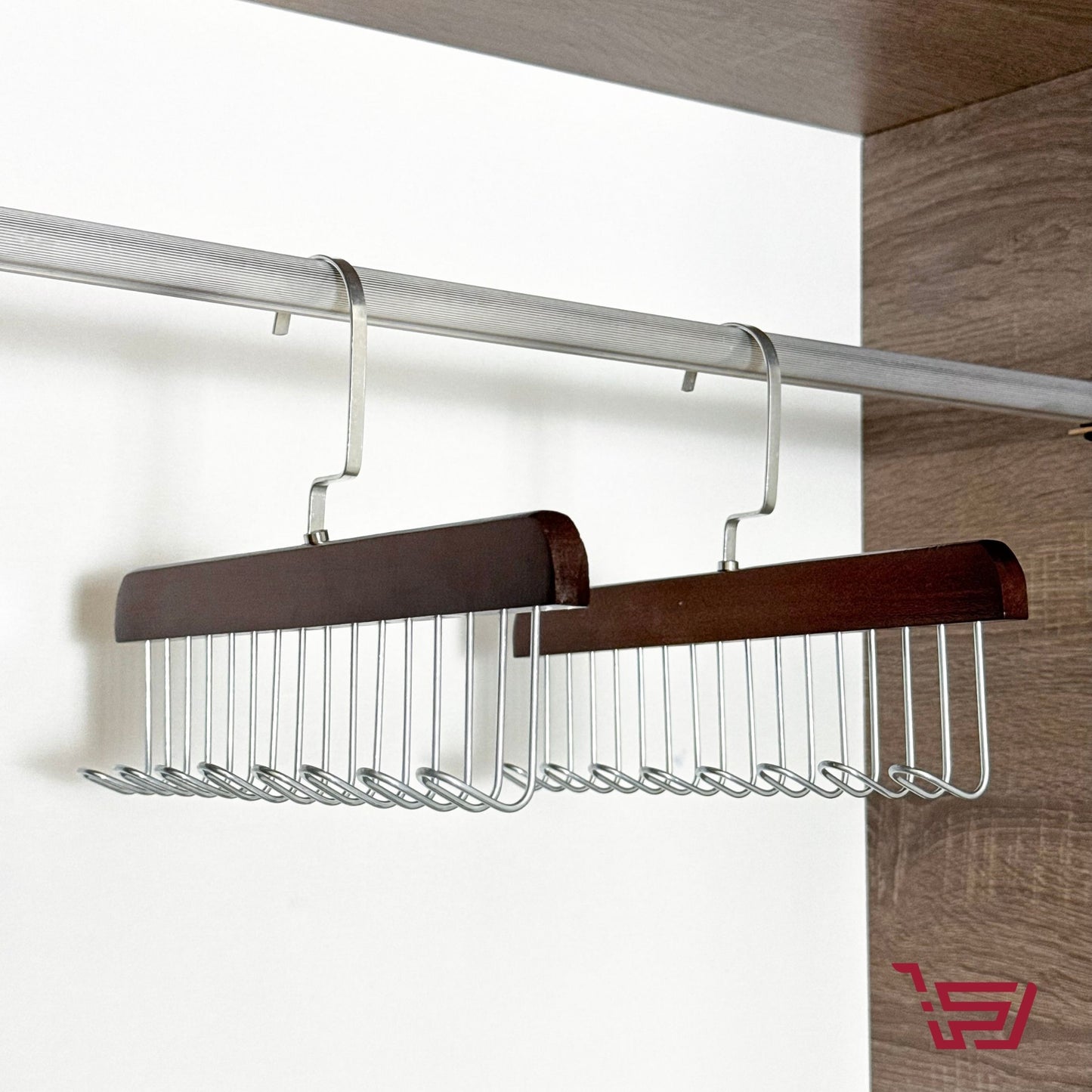 تعليقة ملابس خشبية