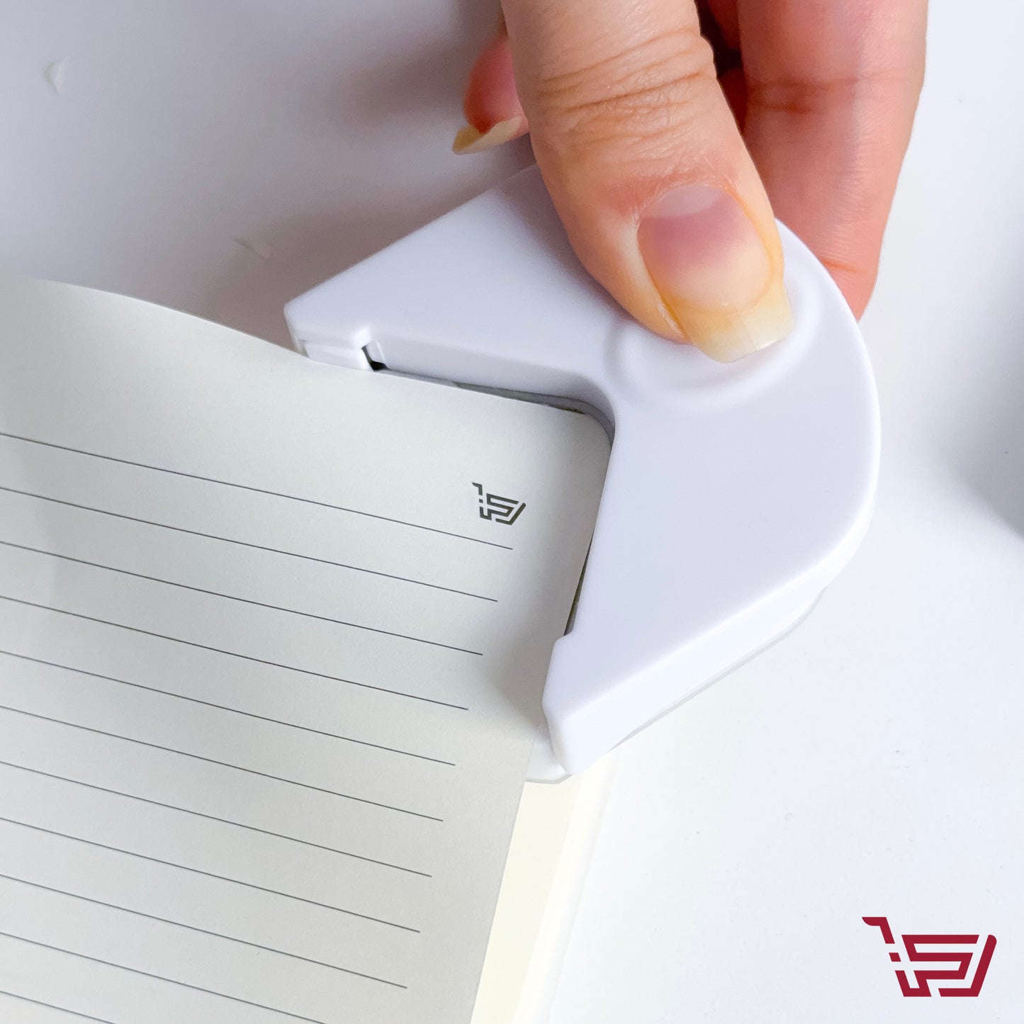 اداة ثني زوايا الورق