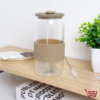 كوب زجاجي مع قصبة و غطاء