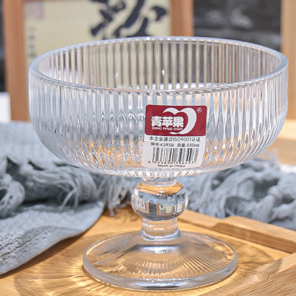 كاسة زجاج بسعة كبيرة