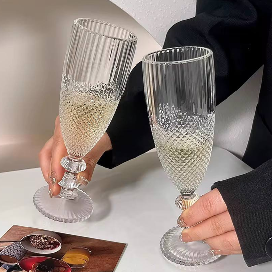 كأس زجاج منقوش
