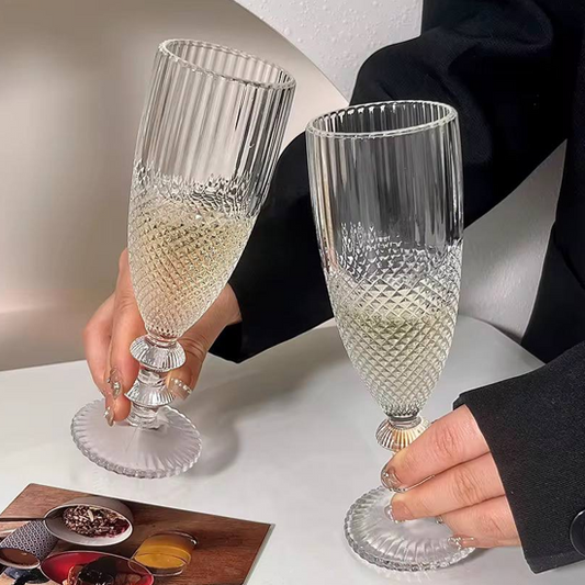 كأس زجاج منقوش