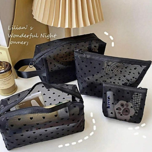 محفظة مكياج بنقشات القلوب