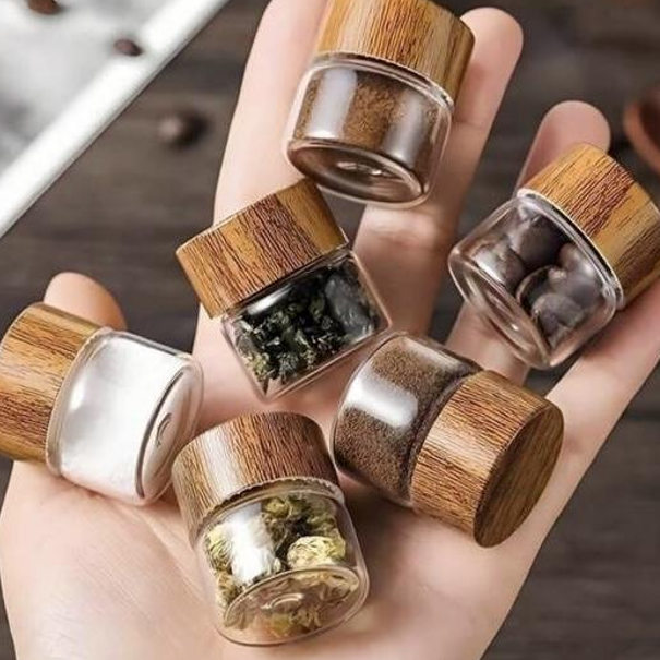 علب زجاجية مع غطاء خشب صغيرة