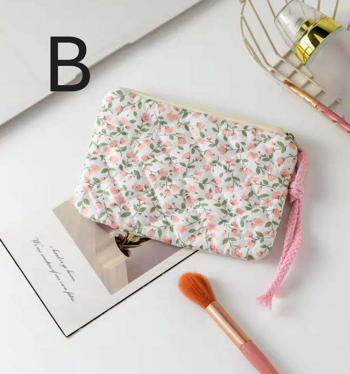 محفظة كوزمتك بأشكال مختلفة