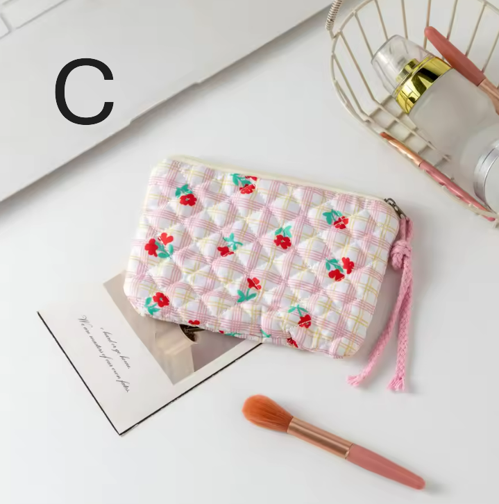 محفظة كوزمتك بأشكال مختلفة