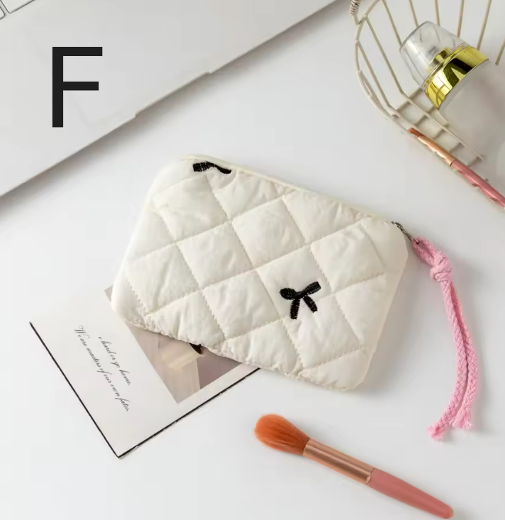 محفظة كوزمتك بأشكال مختلفة