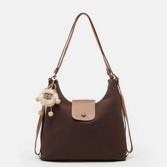 حقيبة يد مع مدالية